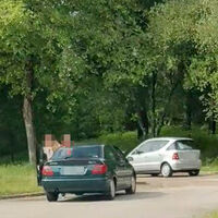 Un padre se pone a hacer de profe de autoescuela con su hija y acaban llevándose por delante varios vehículos