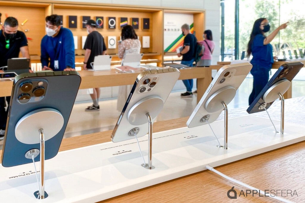 Denuncian al proveedor de pantallas de Apple por revelar secretos comerciales de Samsung. La posible consecuencia: prohibición de varios iPhone en EEUU Denuncian al proveedor de pantallas de Apple por revelar secretos comerciales de Samsung. La posible consecuencia: prohibición de varios iPhone en EEUU