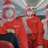 Air Asia adapta sus uniformes a los tiempos de Covid-19 y muy favorecedores no son