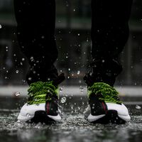 Hemos encontrado la solución para no temer a los zapatos mojados: un secador tirado de precio que además los calienta 