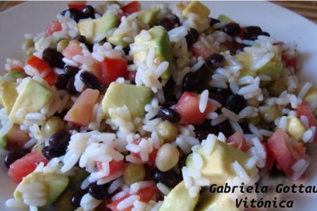 Ensalada de arroz y legumbres. Receta saludable