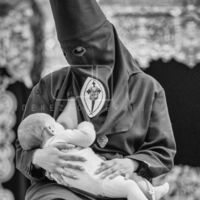 Una nazarena amamantando a su bebé: la espectacular foto de Semana Santa que impacta en todo el mundo 