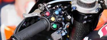 Para qué sirven los botones de colores de las motos de MotoGP y qué significan cada uno 