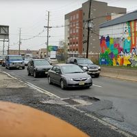 Y ahora, el extraño hipnotismo que provoca el bache que nadie sabía evitar, en vídeo