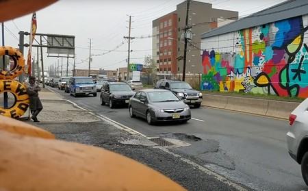 Y ahora, el extraño hipnotismo que provoca el bache que nadie sabía evitar, en vídeo