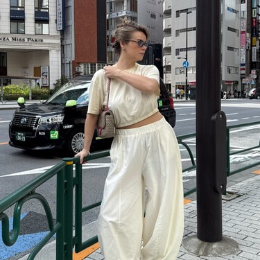 Las nuevas Hoka en color berenjena son un híbrido de deportivas y sandalias que nos dará la vida en primavera