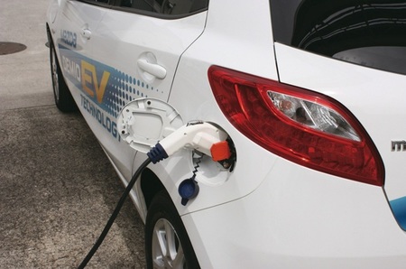 Mazda Demio EV recargando