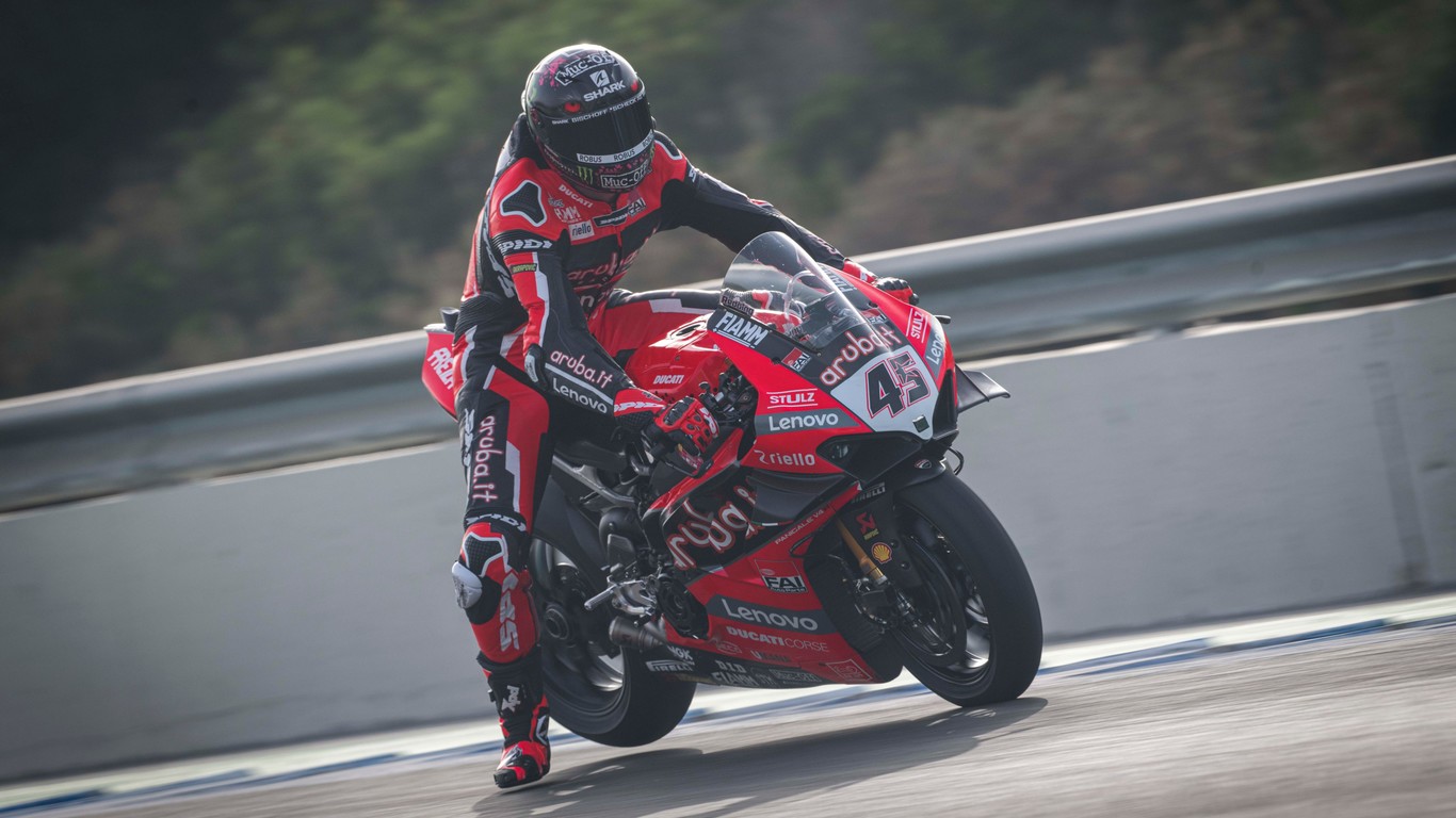 Scott Redding consigue su primera victoria con Ducati en Superbikes y es el nuevo líder del mundial