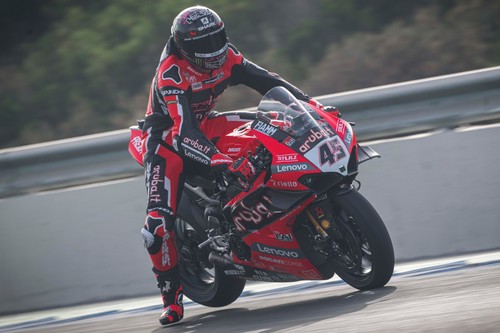 Scott Redding consigue su primera victoria con Ducati en Superbikes y es el nuevo líder del mundial