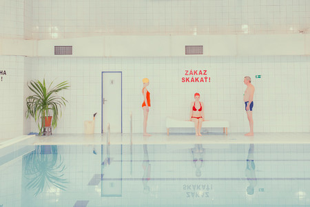 ‘Swimming pool’, de Maria Svarbova, geometría y tonos pastel para recrear un sugerente mundo acuático