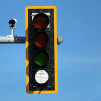 Los semáforos podrían tener cuatro luces pronto. Van a incorporar el color blanco, y es por un buen motivo