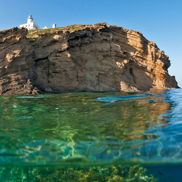 La isla más bonita para ver el eclipse solar en España está deshabitada, es salvaje y está bañada por el Mediterráneo 