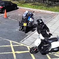 Mala idea, nivel: robar la moto de un juez en la puerta del juzgado a punta de machete 
