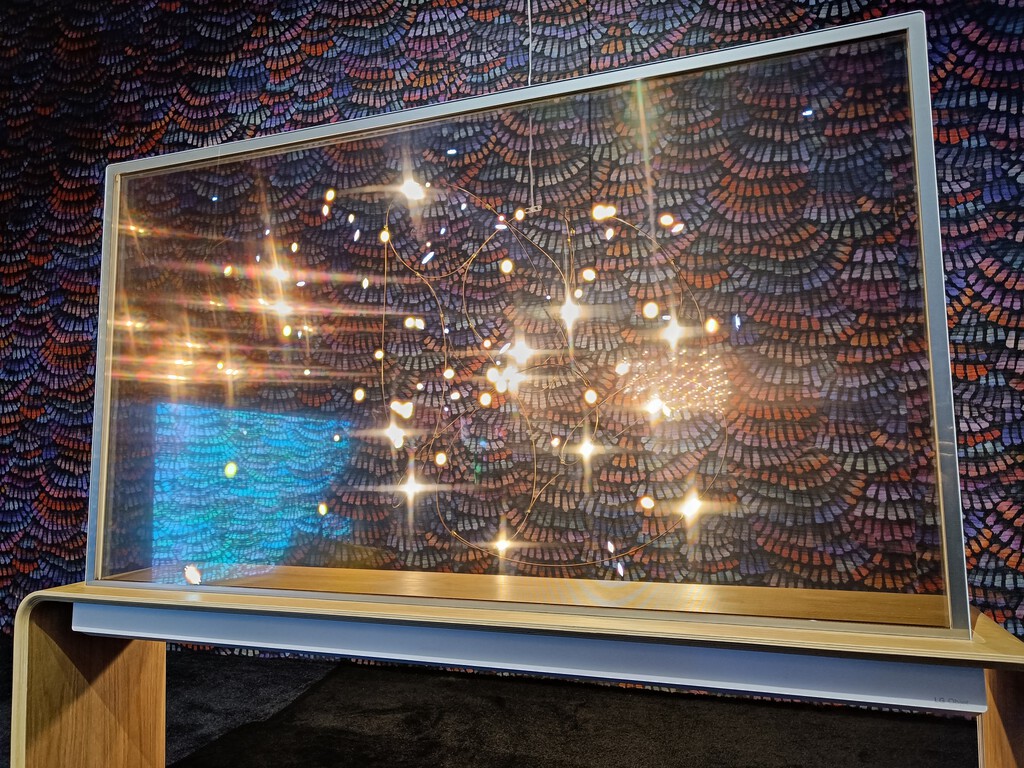 Hay una tele en mi ventana: así imagina LG cómo podríamos aprovechar su televisor OLED transparente en casa