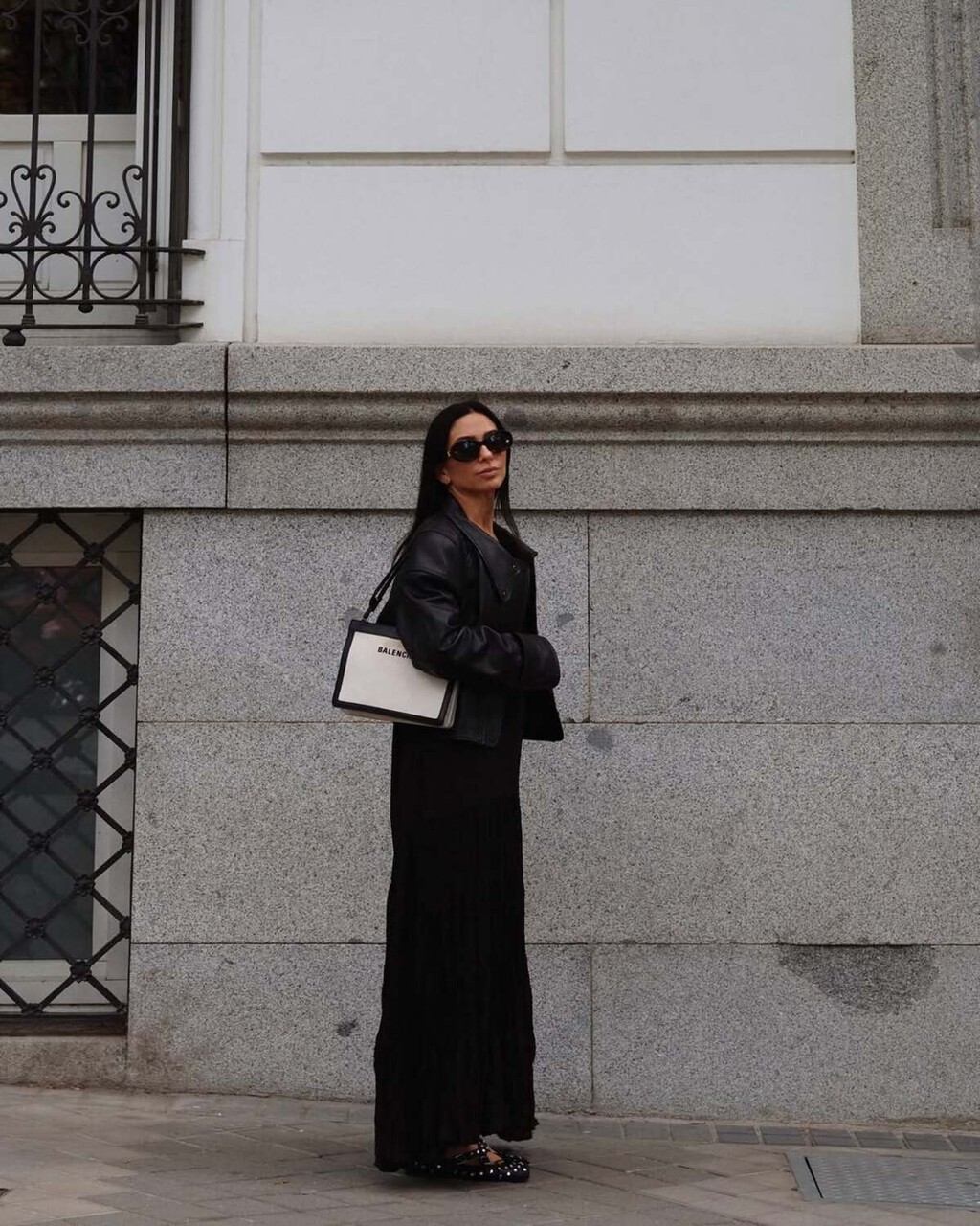 Las nuevas Nike en color vainilla que adoran las chicas elegantes para llevar con gabardinas y americanas 