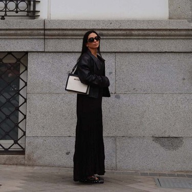 Las nuevas Nike en color crema que son las sustitutas de los mocasines en los looks de las chicas elegantes