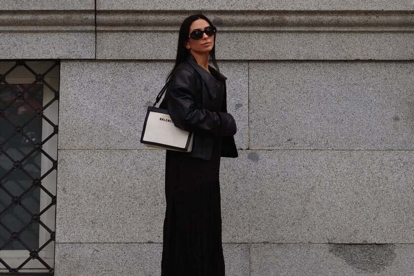 Las nuevas Nike en color vainilla que adoran las chicas elegantes para llevar con gabardinas y americanas