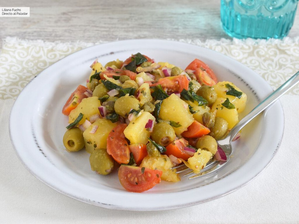 La ensalada de patata que más repito cada verano es italiana: ligera, con pocos ingredientes y 100% vegetal 