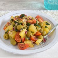 La ensalada de patata que más repito cada verano es italiana: ligera, con pocos ingredientes y 100% vegetal 