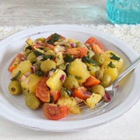 La ensalada de patata que más repito cada verano es italiana: ligera, con pocos ingredientes y 100% vegetal 