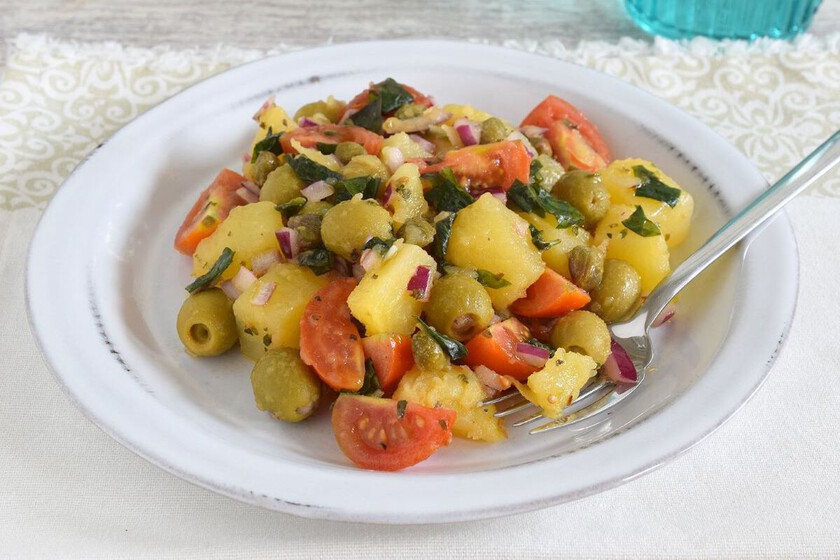 La ensalada de patata que más repito cada verano es italiana: ligera, con pocos ingredientes y 100% vegetal
