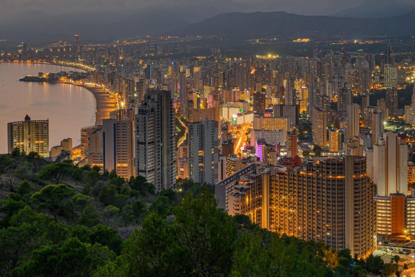 Benidorm, una ciudad dividida entre británicos y españoles: “Beben muchísimo, pero así es como vivimos de los turistas”