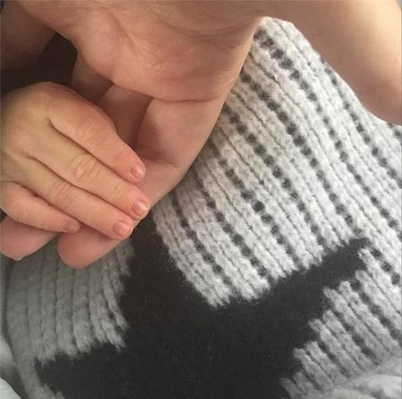 Marchando una de bebés en Instagram con la manita del peque de Kourtney Kardashian