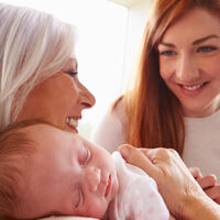 Una abuela le pide a su hija cobrar por horas por cuidar a su nieto 