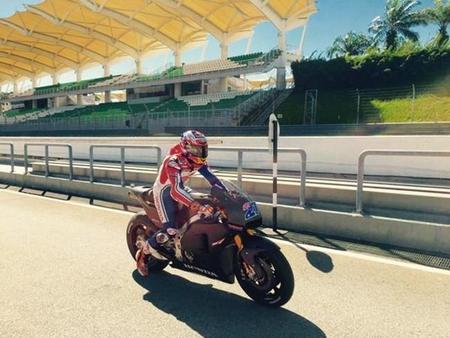 Casey Stoner continua su trabajo como piloto de pruebas de HRC
