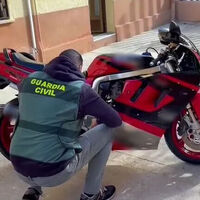 Vende su moto, se arrepiente y la roba después de que la restauren. Un amor ilegal frustrado por la Guardia Civil
