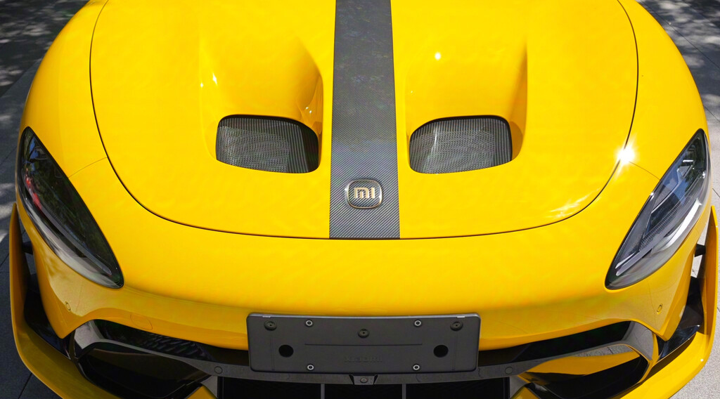 Si los coches Xiaomi ya eran bonitos, ahora son puro lujo con estas nuevas opciones 'custom': Dime que llantas, logos, frenos y vinilos elegirías