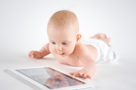 Casi la mitad de los niños menores de dos años utiliza tablets y móviles
