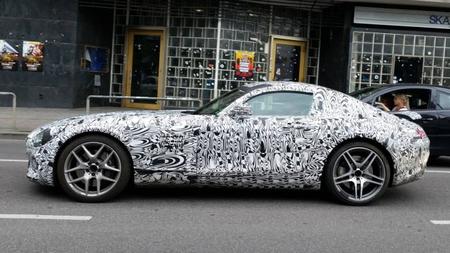 Captan Mercedes-Benz AMG GT rodando por las calles de Stuttgart