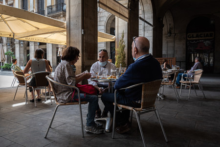 Cuánta gente se puede reunir a comer en un restaurante (y en casa) en cada comunidad autónoma