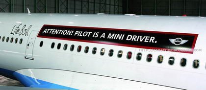 Atención: El piloto de este avión conduce un Mini