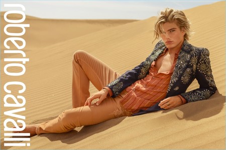 Nos vamos al desierto con Jordan Barrett por la campaña primavera-verano 2017 de Roberto Cavalli