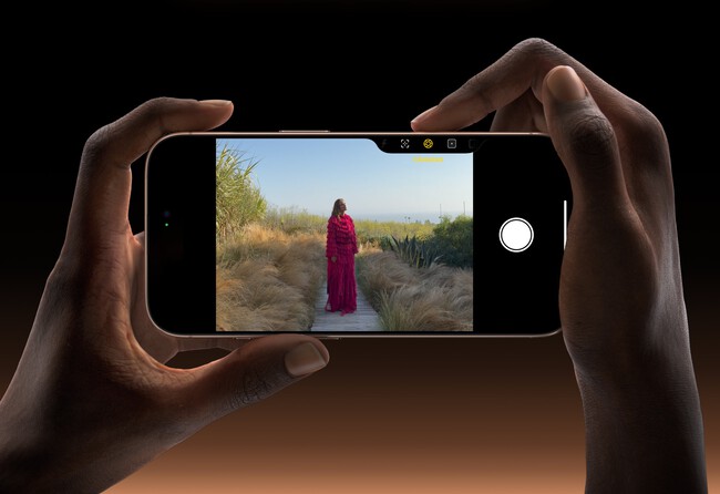 Imagen promocional del iPhone 16 Pro y su botón de Control de Cámara