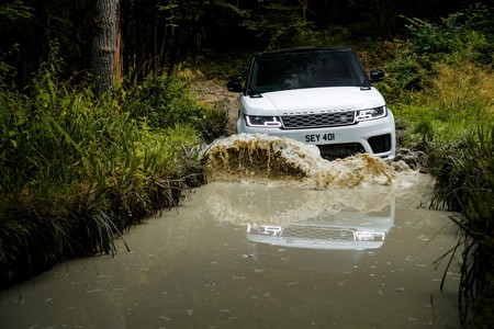 Land Rover actualiza al Range Rover Sport con una nueva versión híbrida y más potencia para la SVR