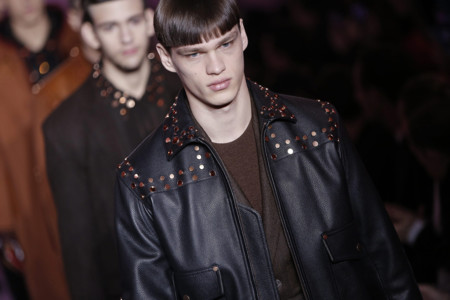 Las cadenas y el nuevo logo de Givenchy con estrellitas los protagonistas absolutos del desfile otoño-invierno 2016