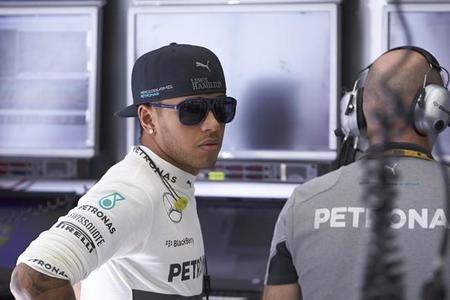 Lewis Hamilton pide nuevos motores para los entrenamientos 