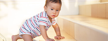 Cómo y cuándo aprende el niño a subir y bajar escaleras: así puedes ayudarle