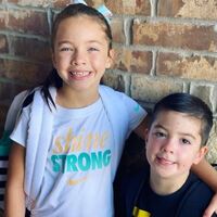 El niño con leucemia que protagonizó una impactante fotografía viral junto a su hermana, celebra el fin de su tratamiento