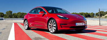 Tesla ha quitado los cables de carga de serie en sus coches eléctricos, y sus clientes se han enterado por redes sociales