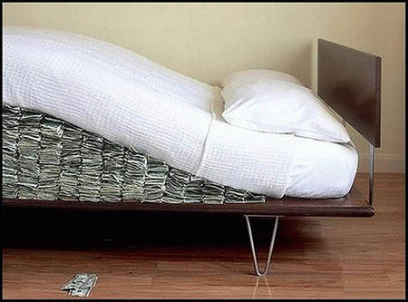 ¿Por qué es mala idea guardar los ahorros en un colchón?
