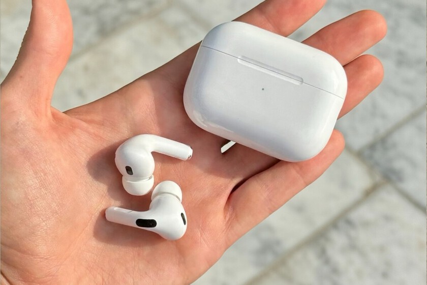 Llevamos décadas intentando esconder los audífonos. Apple se ha cargado el complejo haciendo exactamente lo contrario