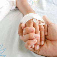 Logran salvar la vida de un "niño mariposa" al regenerar el 80 por ciento de su piel