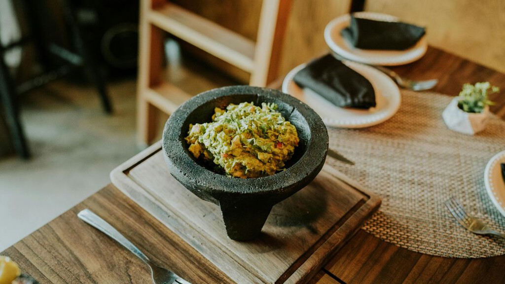 El molcajete como protagonista de la noche mexicana: salsas que saben mejor servidas en piedra volcánica