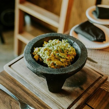 El molcajete como protagonista de la noche mexicana: salsas que saben mejor servidas en piedra volcánica