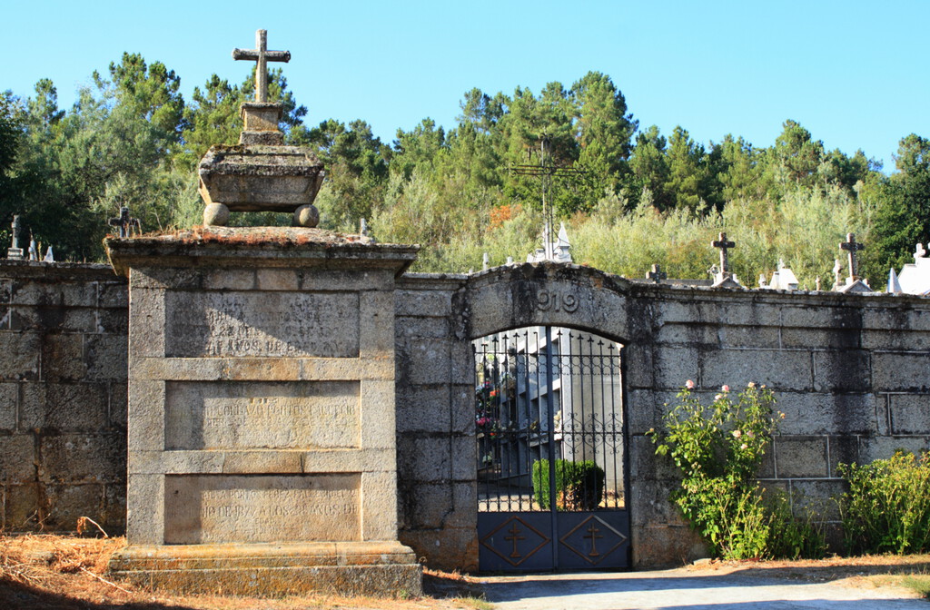 En los cementerios de Galicia han empezado a desaparecer los cristos de las lápidas. Hay un sospechoso: el "oro rojo" 