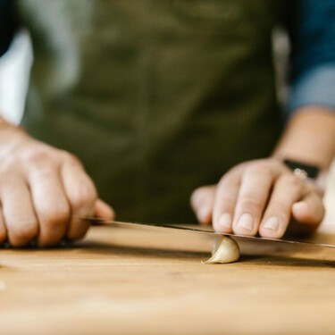Eliminar el olor a ajo de las manos en segundos: el truco sencillo que muchos cocineros usan 